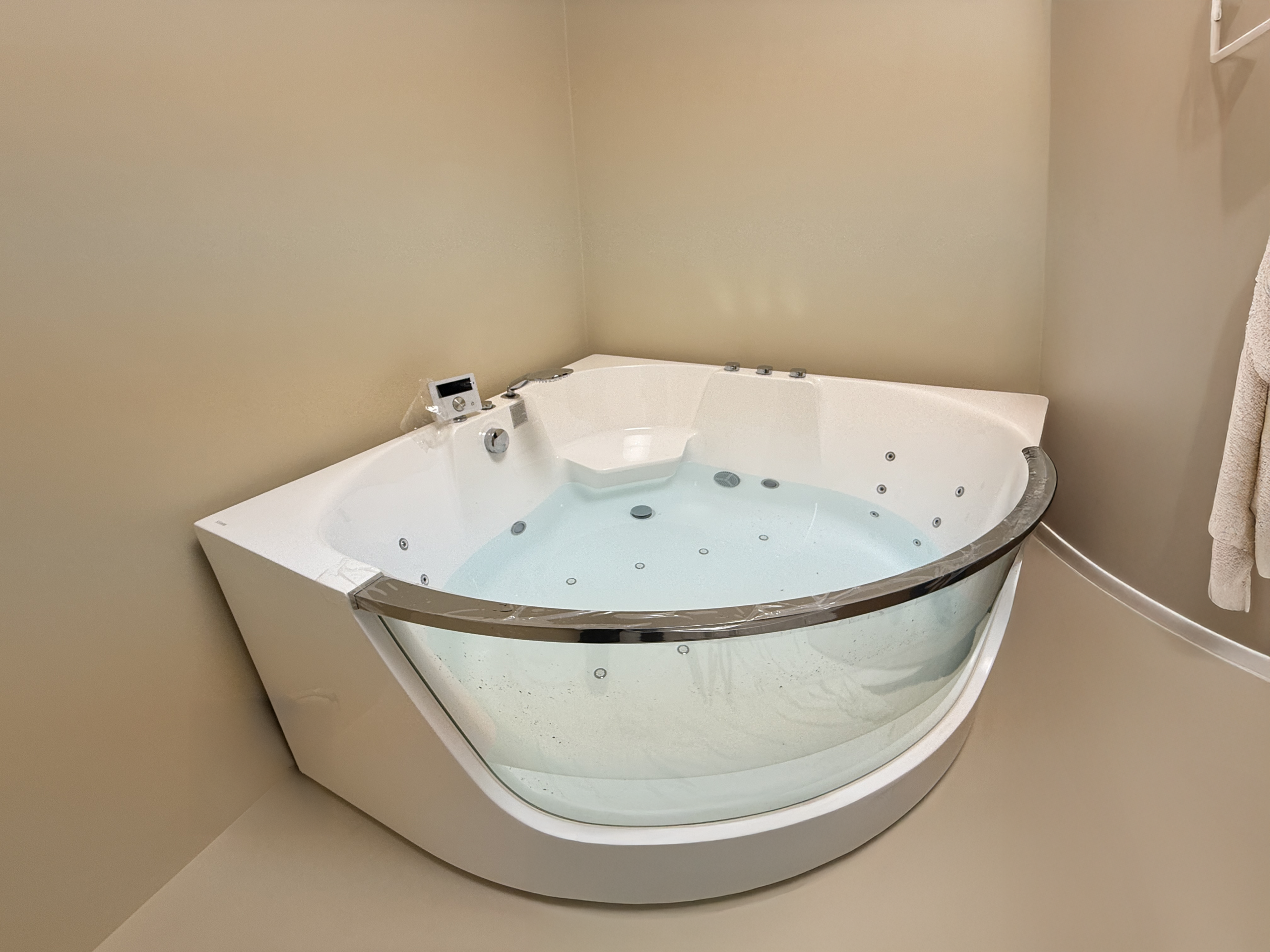 Moderne Badewanne im Raum - Badsanierung, Badumbau