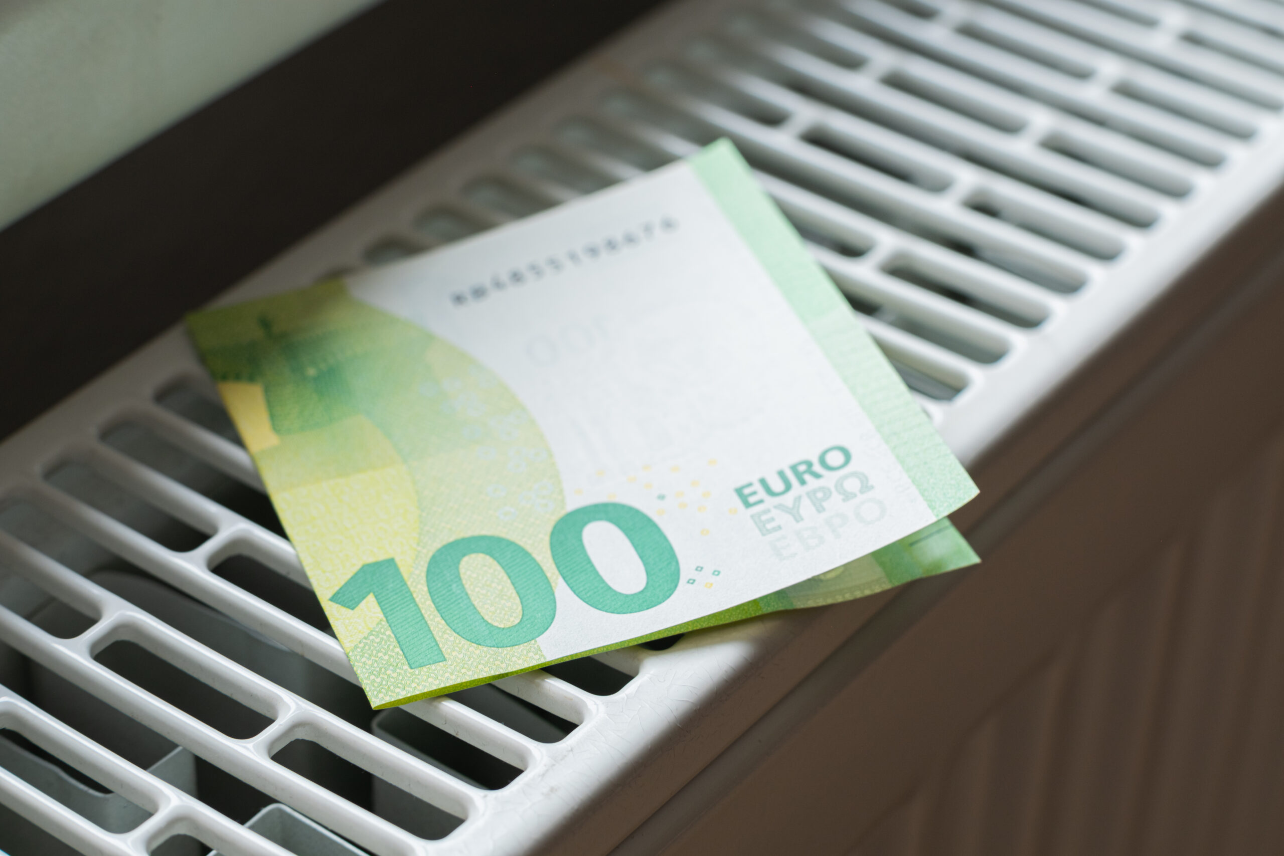 Hundert Euro Schein auf dem Heizkörper - Notdienst Wartungen