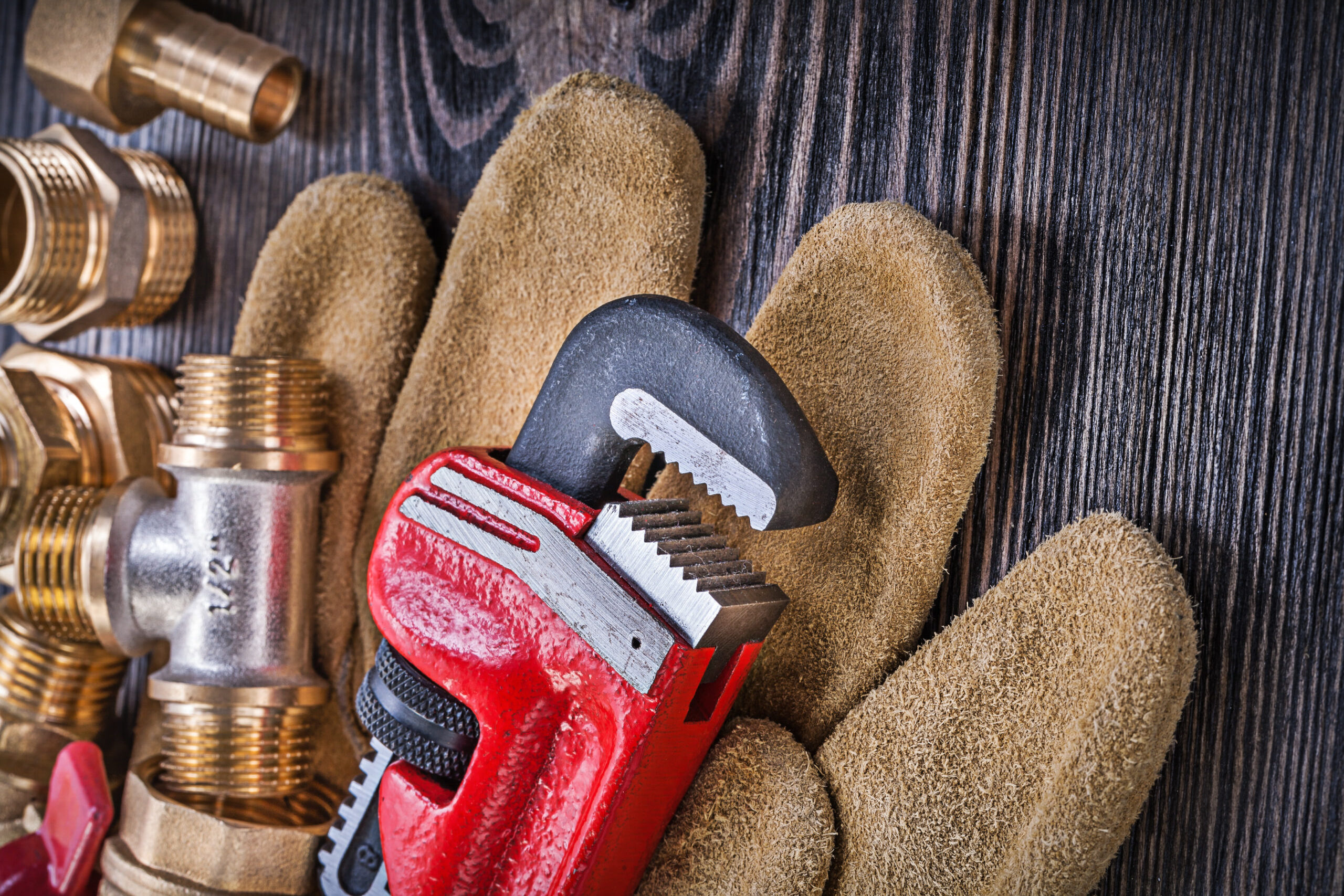 Arbeitshandschuhe und Ausrüstung von Sanitärmitarbeiter stern-installateur.at flipped