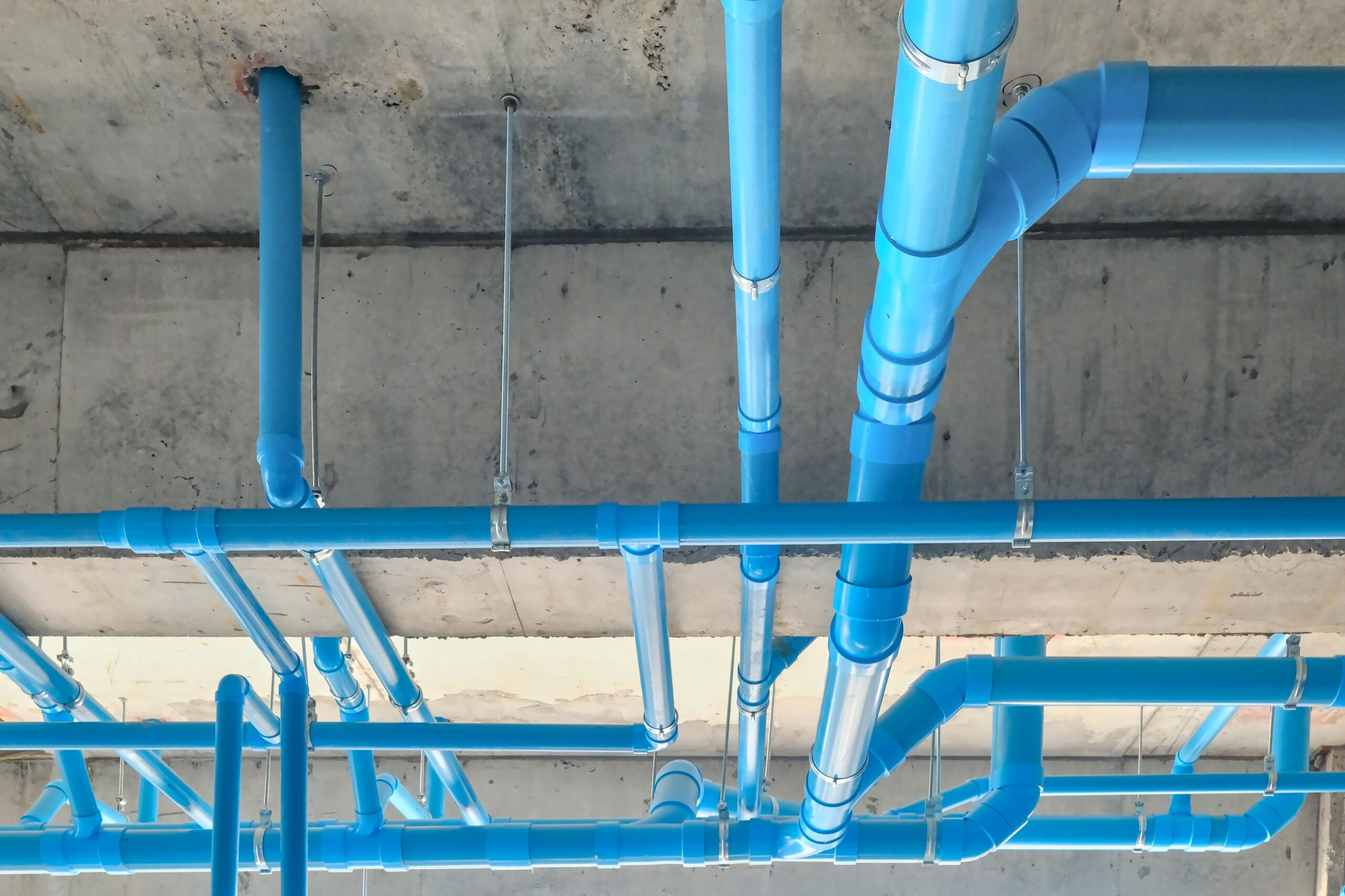 Wasser, Abwasser und Leitungsführung Stern Installateur - Leitungen an der Decke montiert