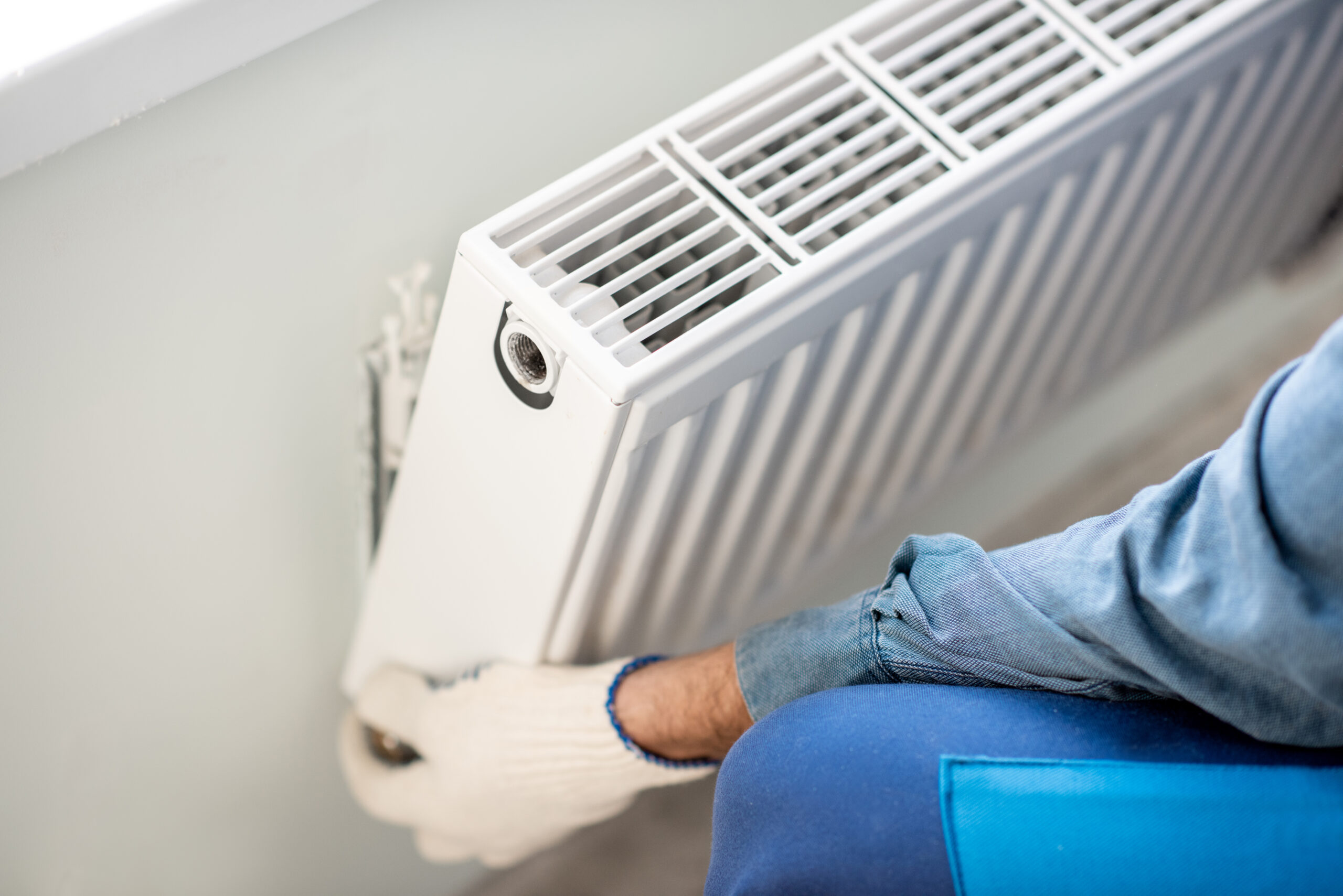 stern installateur wien mitarbeiter installiert eine heizung